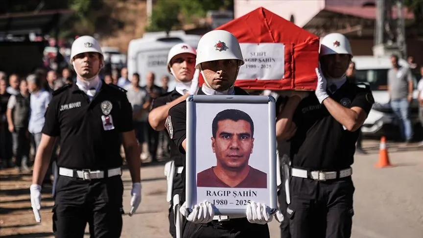 İzmir Ödemiş'teki yangında şehit olan orman işçisi son yolculuğuna uğurlandı
