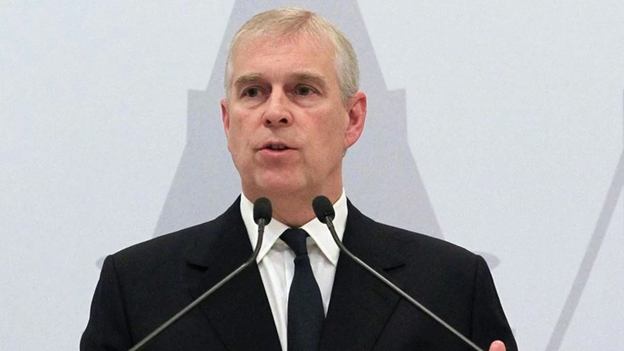 İngiltere Prensi Andrew, kraliyet unvanlarından vazgeçti