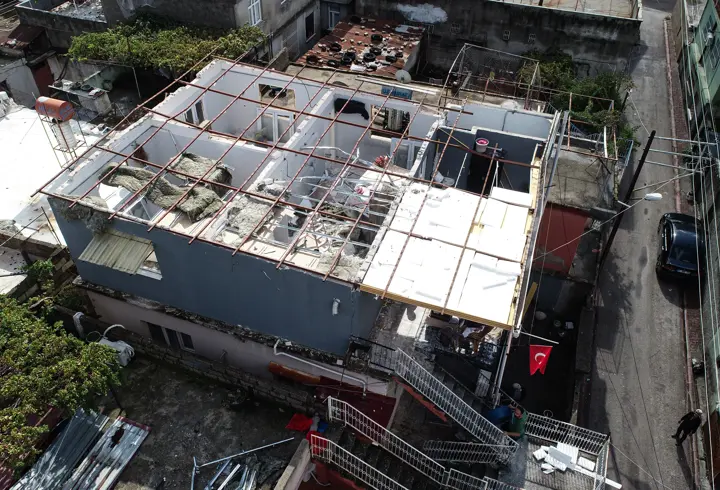 Kuvvetli Rüzgarda Çatısı Uçan Evin Sahibi: Deprem Oldu Sandık