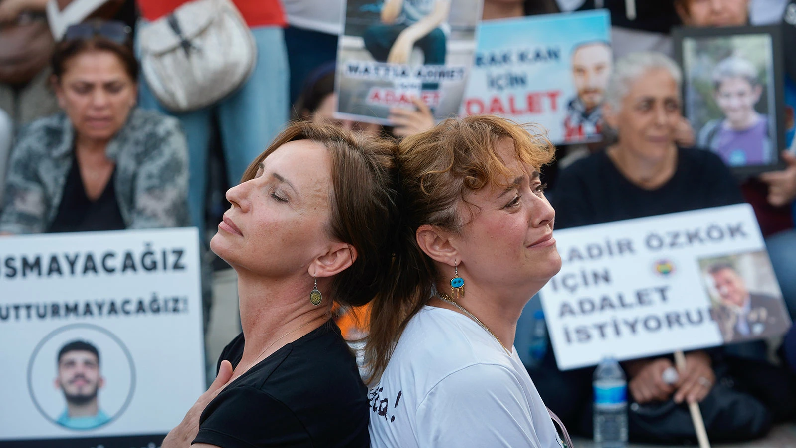Yasemin Minguzzi'nin oturma eylemine, evladı için adalet arayan çok sayıda anne baba katıldı