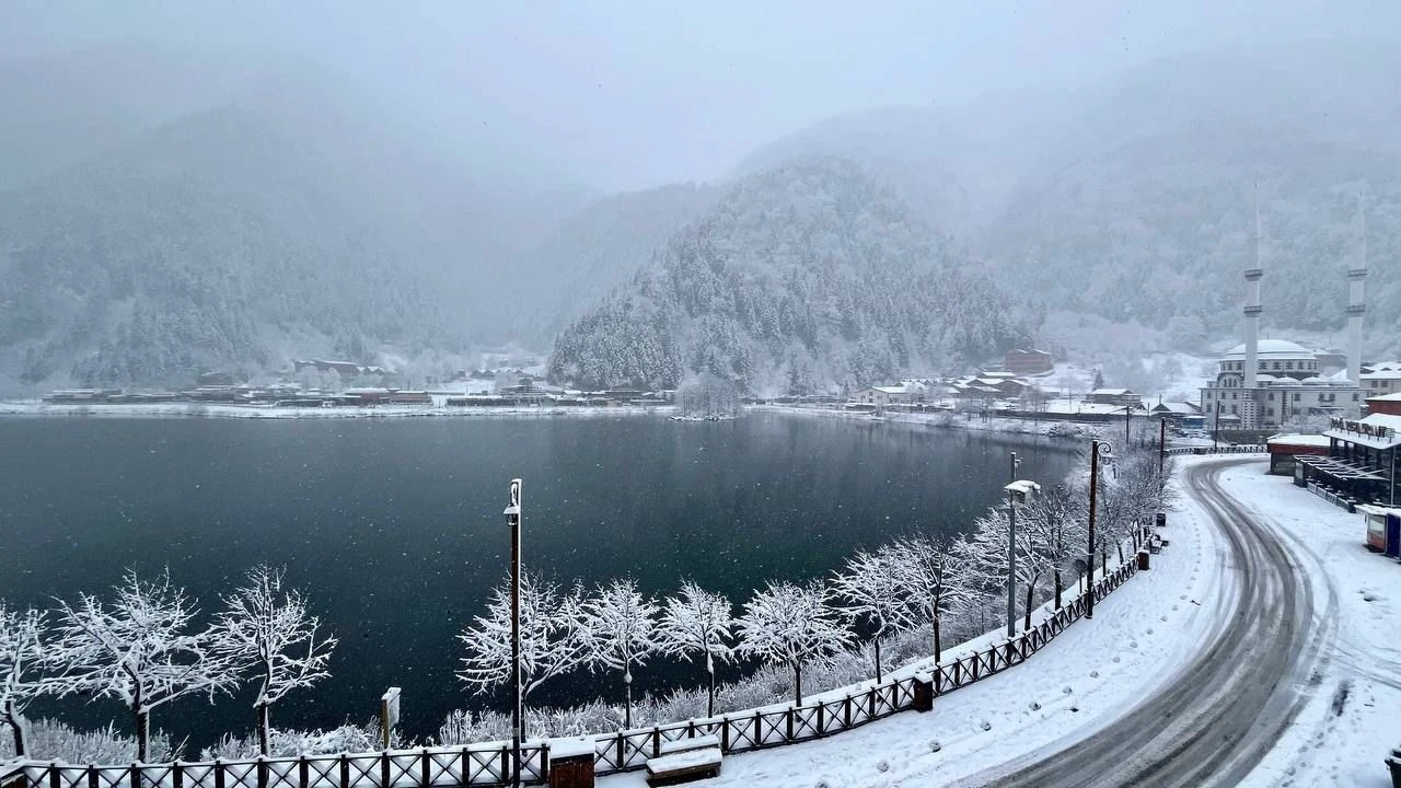 Uzungöl'de kartpostallık manzara: Kar kalınlığı 15 santime ulaştı
