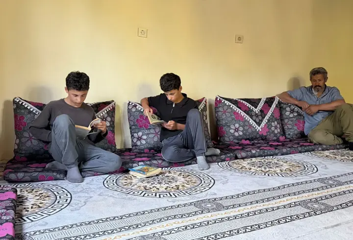 İkizler, yapımı tamamlanamayan evde yerde ders çalışıp fen lisesini kazandı