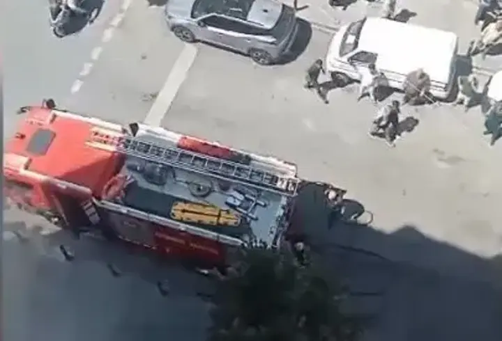 Gaziosmanpaşa’da ayakkabıcıda çıkan yangında mahsur kalanlar çatıya sığındı