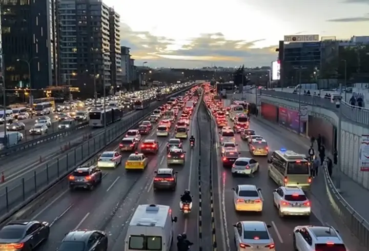 İstanbul'da trafik yoğunluğu yüzde 85'e çıktı