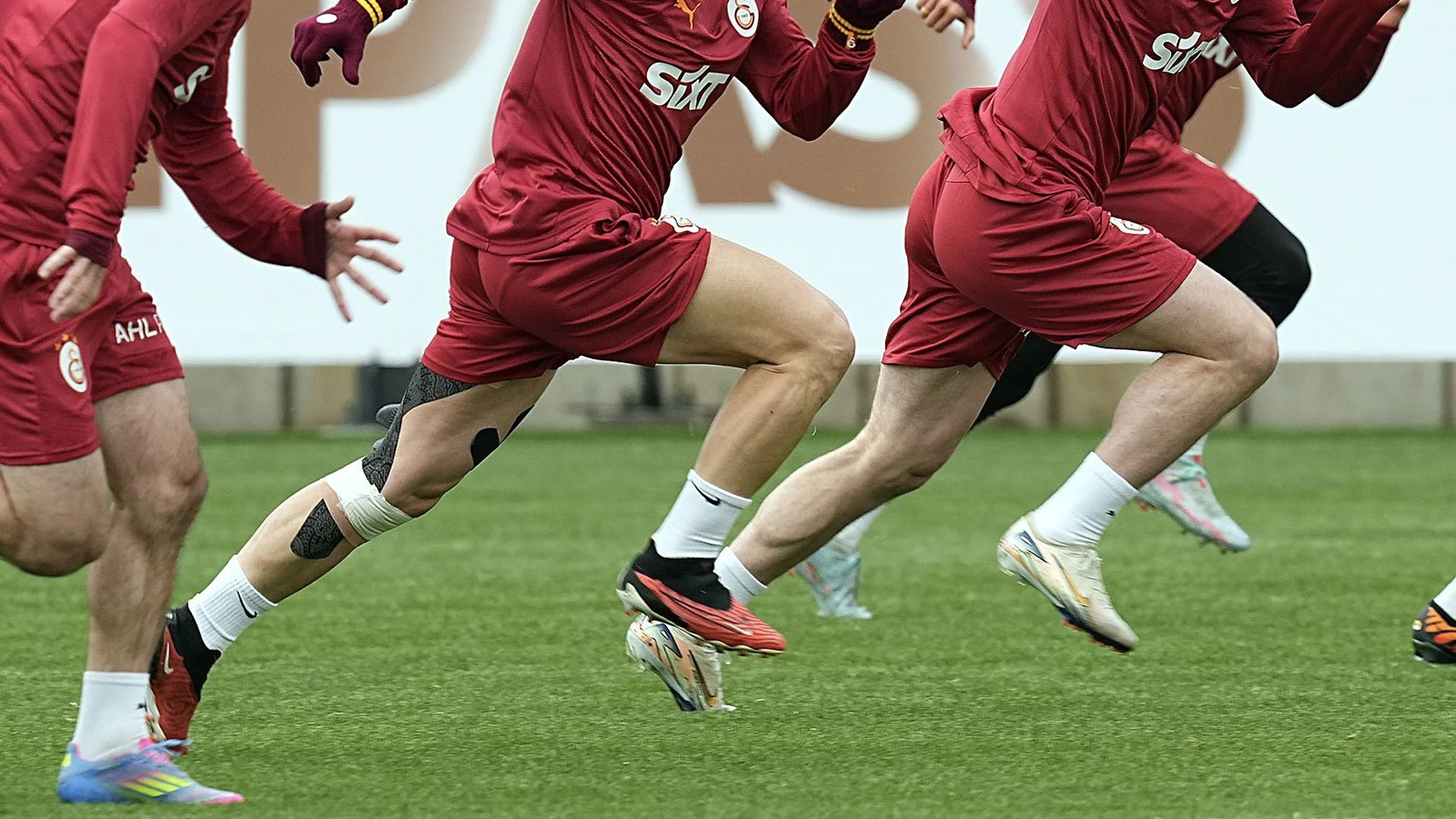 Galatasaray'da bir futbolcu cezalı, 4 isim ceza sınırında