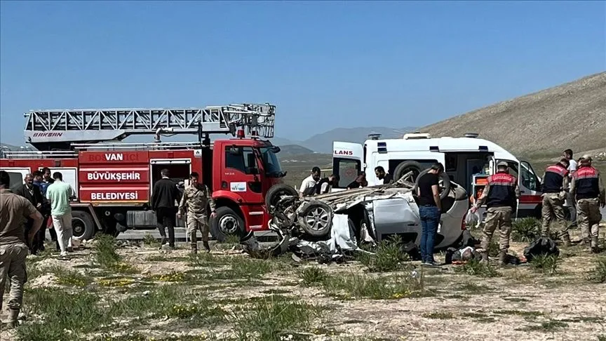 Van'da iki aracın çarpıştığı kazada 4 kişi öldü, 2 kişi yaralandı