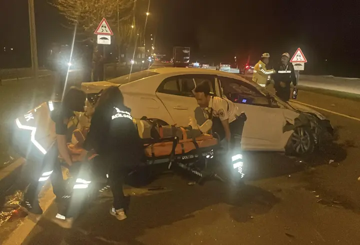 Bolu'da kamyona çarpan otomobildeki sürücü yaralandı