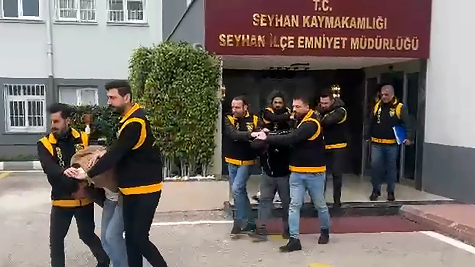 Adana'da iki grup arasında çıkan çatışmada yoldan geçen kişi vuruldu