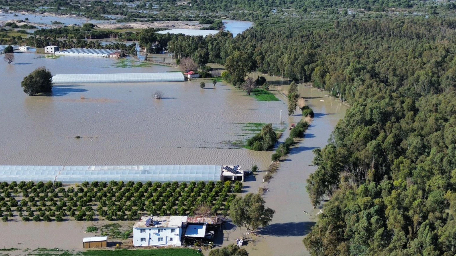 Antalya'da önce sağanak yağış ardından heyelan: Binalar tahliye edildi