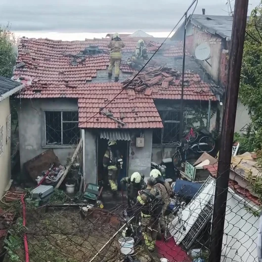 Maltepe’de Gecekondu Yangını: 12 Yaşındaki Çocuk Hayatını Kaybetti