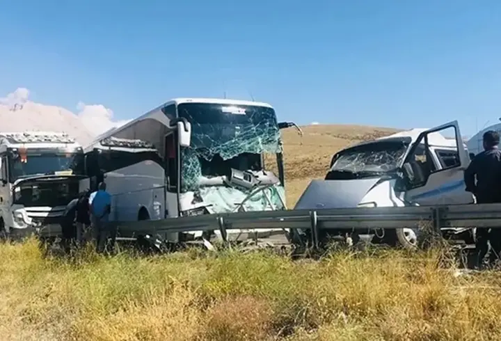 Yolcu otobüsüyle kamyonun çarpıştı: 11 ölü, 27 yaralı