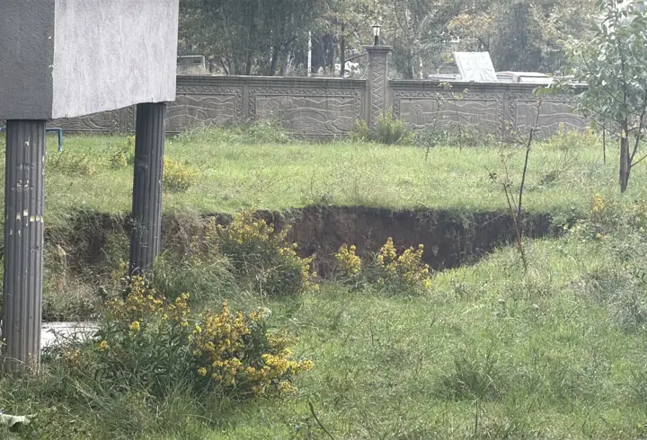 Yalova'da Sağanak Nedeniyle Sel Sularında Mahsur Kalan Bekçi Kepçeyle Kurtarıldı (2)