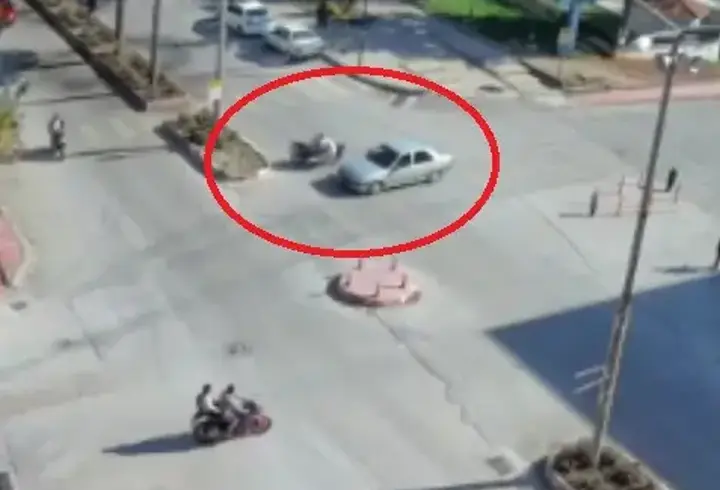 Otomobille motosikletin çarpıştığı kaza kamerada; 2 yaralı