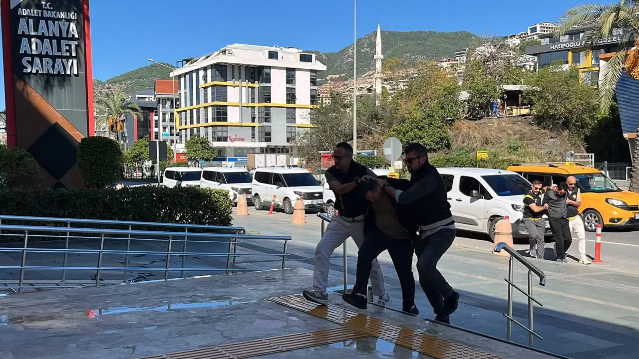 İmzalatılmış Senet Ve Çekler Ele Geçirildi... Alanya'da Tefecilik Ve Şantaj Operasyonu: 7 Şüpheli Adliyede