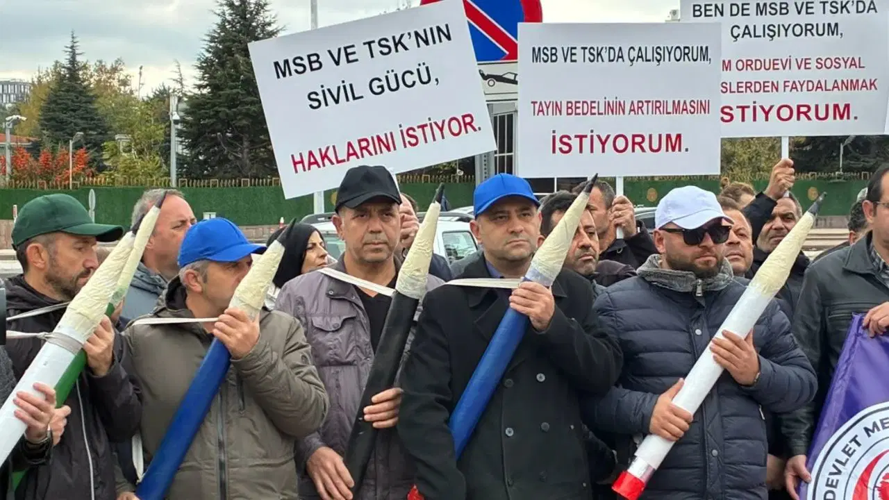 Savunma Alanındaki Sivil Memurlardan Özlük Hakları Eylemi: ‘Bıçak Kemiği Parçaladı’