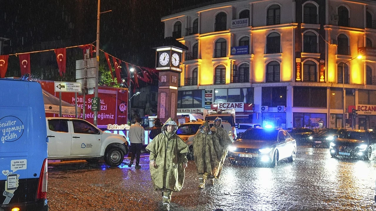 Deprem bölgesinde sağanak etkili: Bugün hava nasıl olacak?
