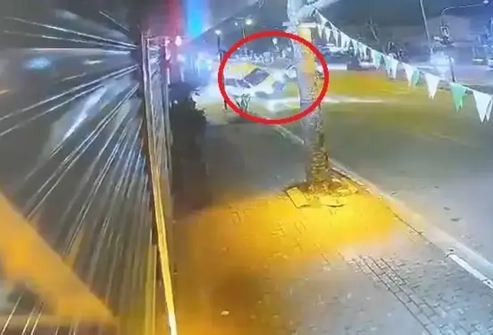 Hafif ticari araç sinyalizasyon direği ile ağaca çarpıp takla attı; o anlar kamerada