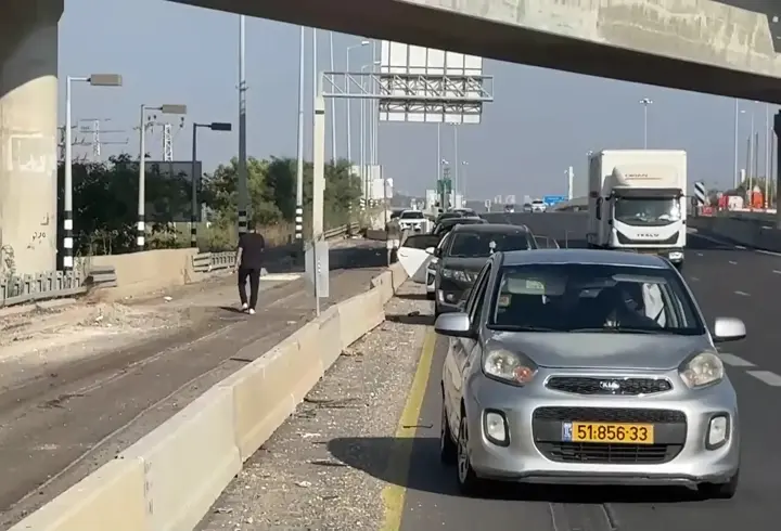 CNN TÜRK İRAN'IN VURDUĞU İSRAİL'DE | Arabalarını yol kenarına çektiler