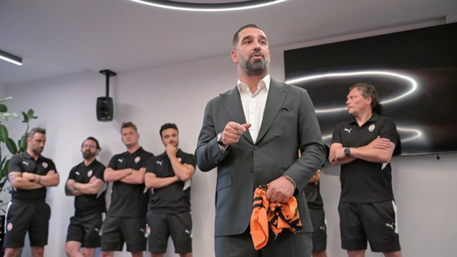 Arda Turan Shakhtar Donetsk oyuncularına tanıtıldı, 39'un sırrı