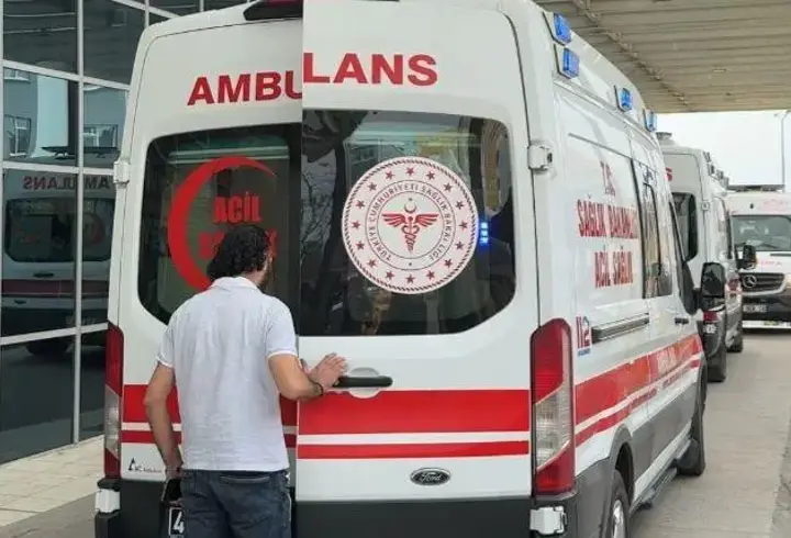Gemi imalatı yapılan fabrikada yüksekten düşen işçi ağır yaralandı