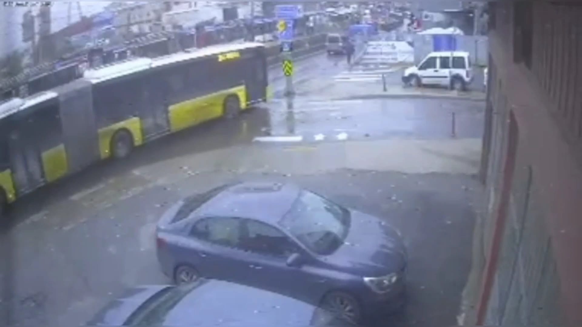 TEM girişinde faciadan dönüldü: Araçlar peş peşe kaza yaptı