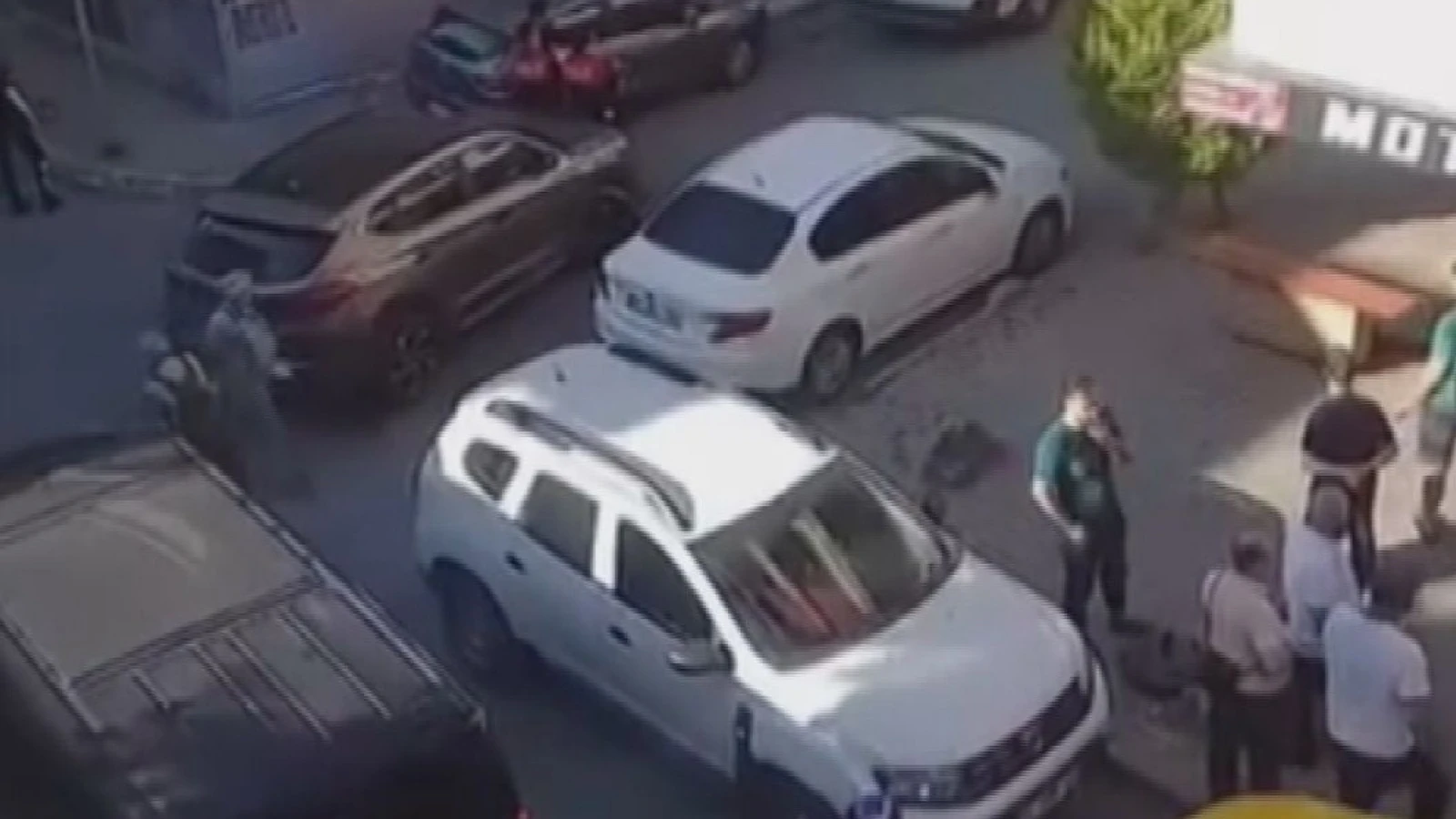 Bağcılar'da polisten kaçan şüpheli çatıdan atladı