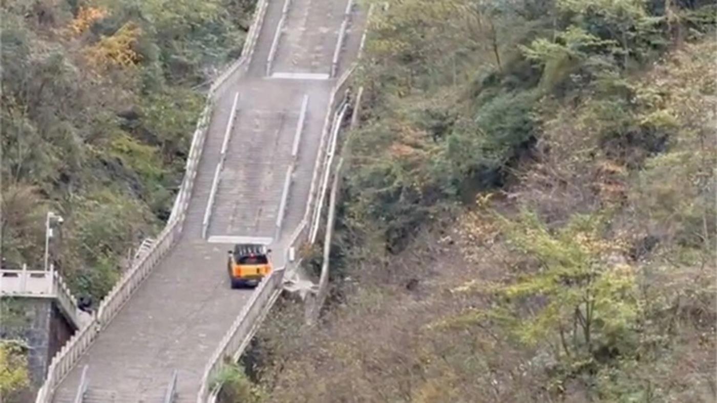 Chery'nin Tianmen Dağı'ndaki 999 basamaklı merdiven tırmanışı kazayla sonuçlandı