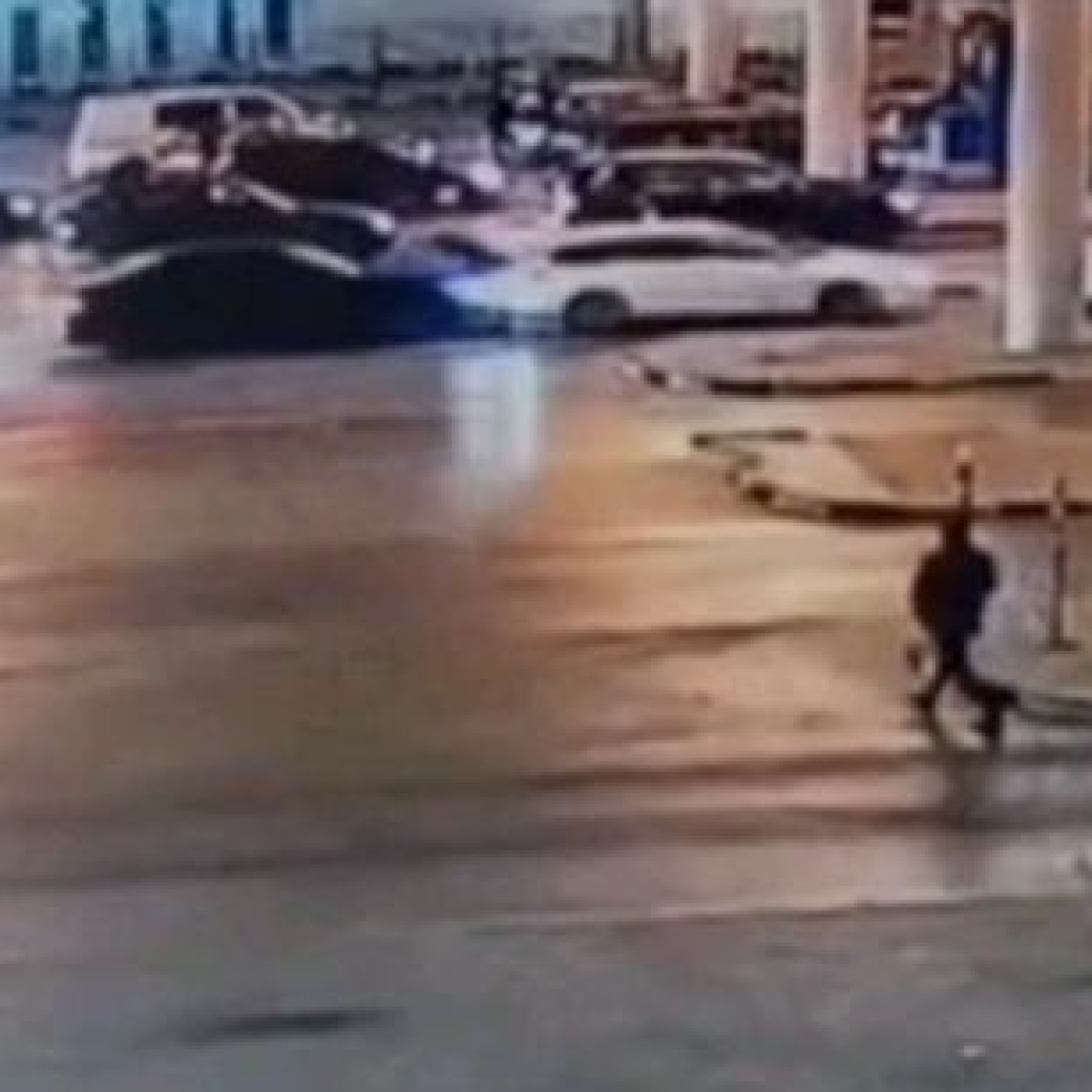 İki aracın arasına sıkıştı! Ölümden döndü!