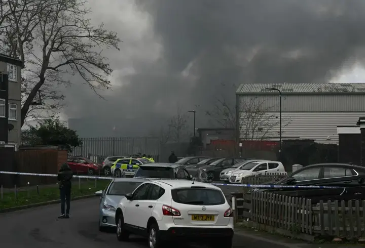 İngiltere’nin kalbinde depo yangını: Londra’da çıkan yangına müdahale sürüyor