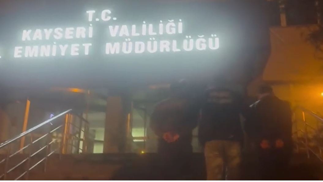 1 kilo uyuşturucu ile yakalanan 3 şüpheli tutuklandı