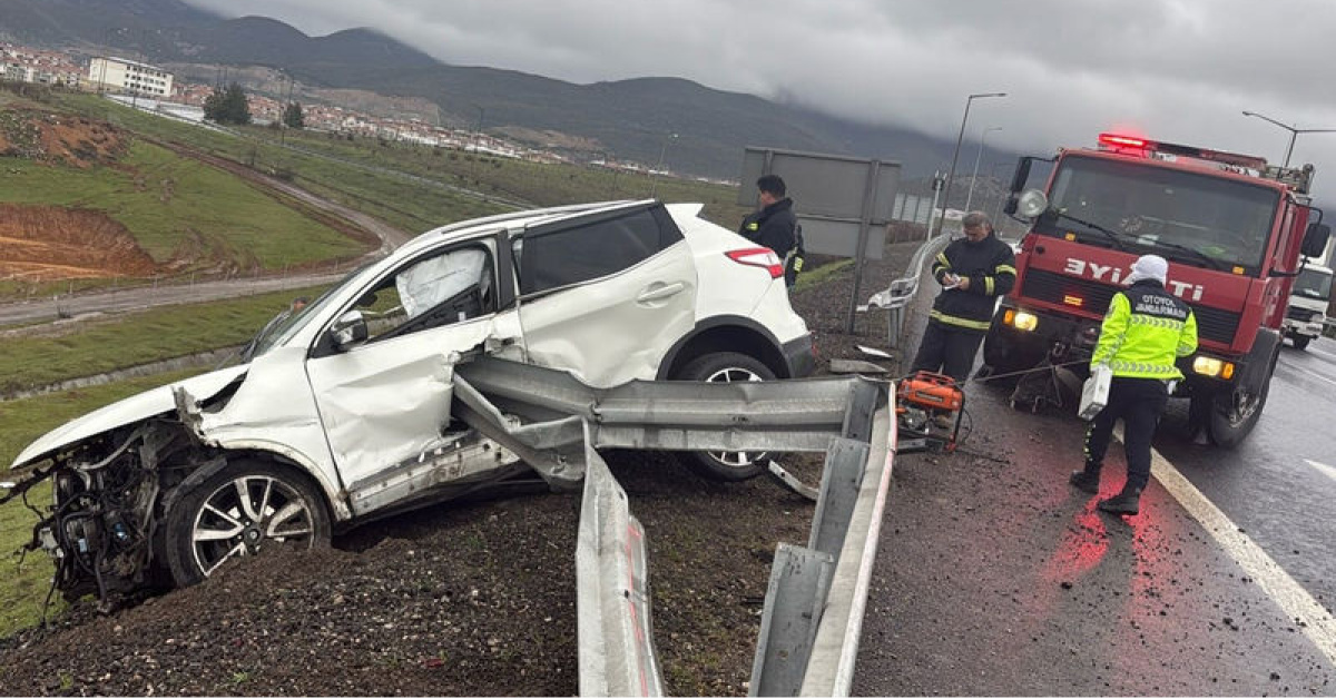 Otomobil bariyere saplandı: 1 ölü
