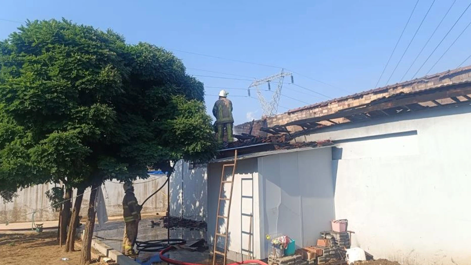 Yangında alevlerin arasında kalan bebek hayata tutunamadı
