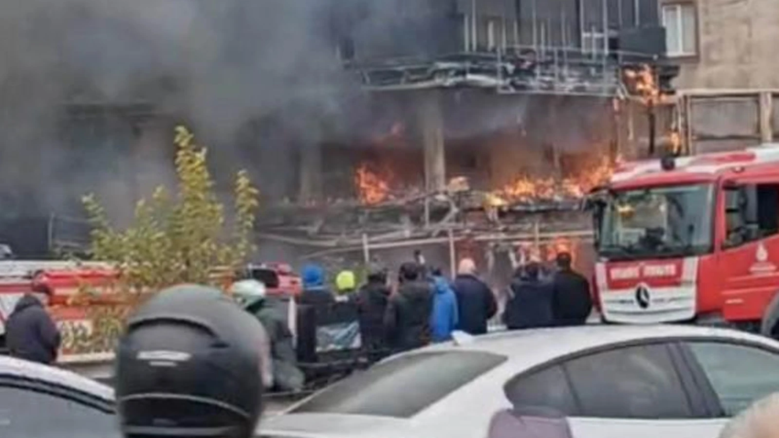 Pendik'te büyük yangın: Araçta başladı, bina ve mekanlara sıçradı