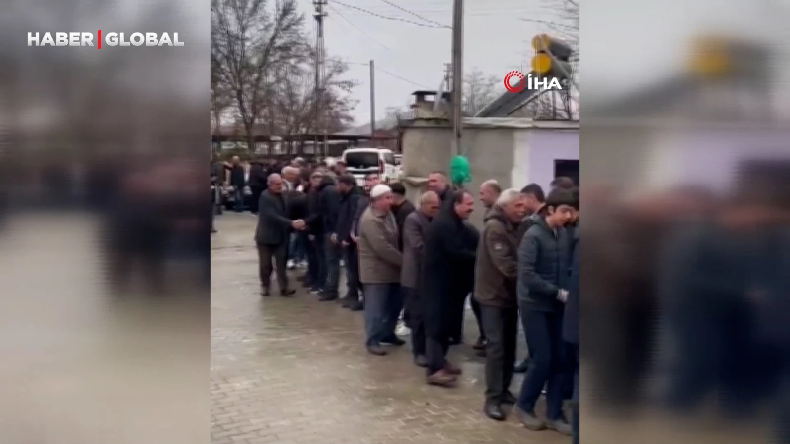 Elazığ’da asırlık bayramlaşma geleneğinde metrelerce kuyruk