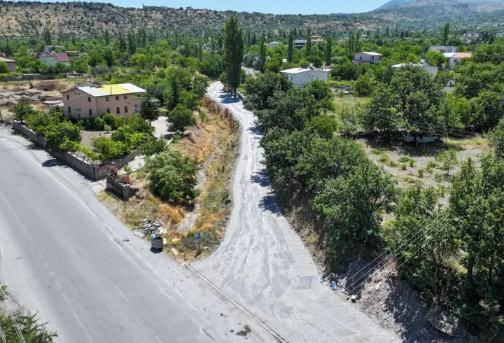 Başkan Özdoğan, kilitli parke yol yapım çalışmalarını inceledi
