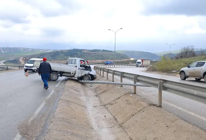 Bursa'da aydınlatma direğine çarpan kamyonetin sürücüsü yaralandı