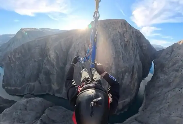 Karanlık Kanyon’da base jump atlayışı nefesleri kesti