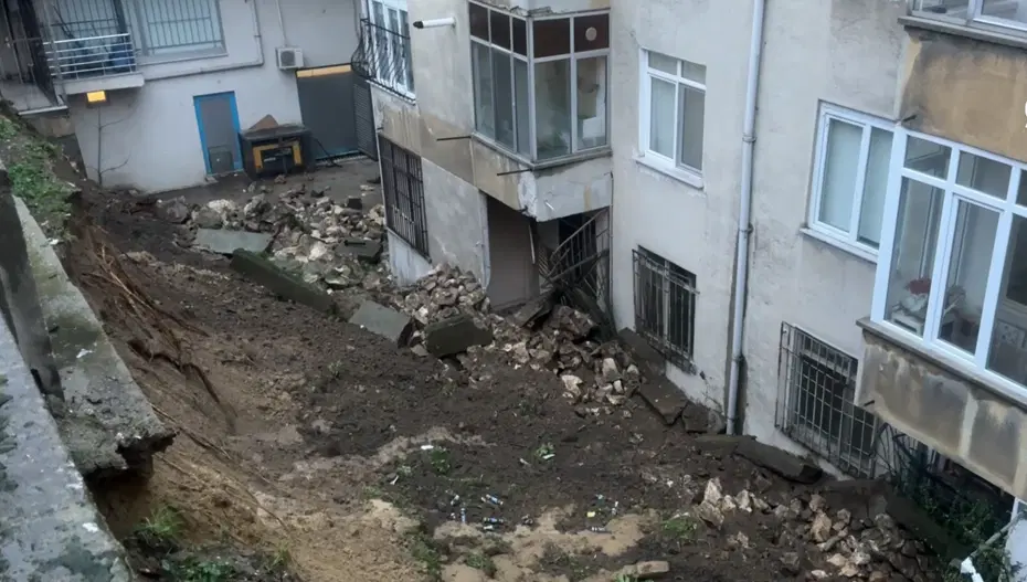 Edirne'de sağanak yağış nedeniyle bir apartmanın istinat duvarı çöktü
