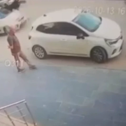 Samsun'da Hafif Ticari Aracın Yayaya Çarptığı Kaza Kamerada
