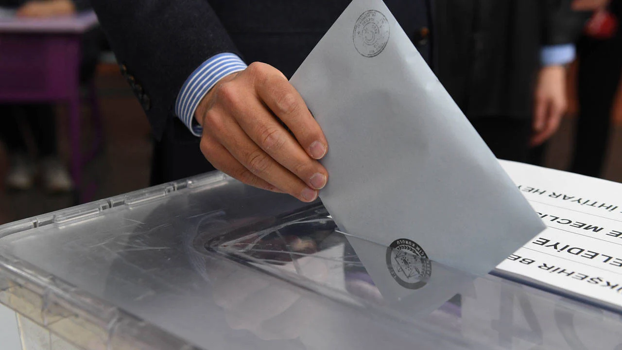 Saray'a Sunulan 'Çok Özel' Anket Açıklandı: Fon Skandalının Ardından AKP'nin Oy Kaybı Ne Oldu?