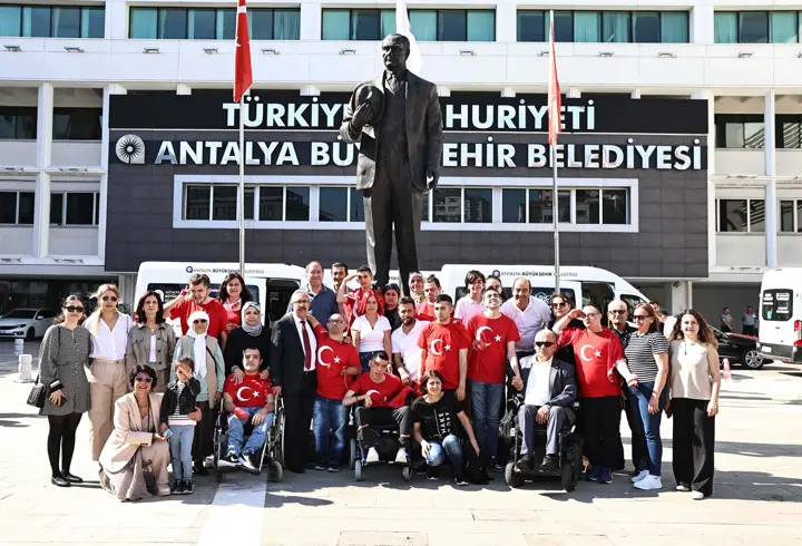 Temsili askerlik yapacak engelli bireylere davullu-zurnalı uğurlama
