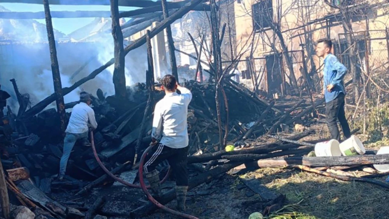 Kütahya'da otomobil patladı, çıkan yangında 3 ev küle döndü