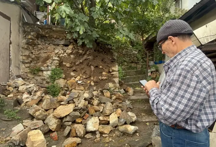 3 Gün Süren Sağanak Sonrası Tek Katlı Evin Bahçesinde Toprak Kayması Oldu
