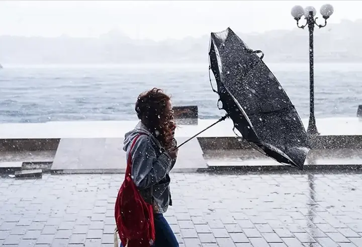 İstanbul'da yağış: Meteoroloji ve AKOM'dan peş peşe uyarı!