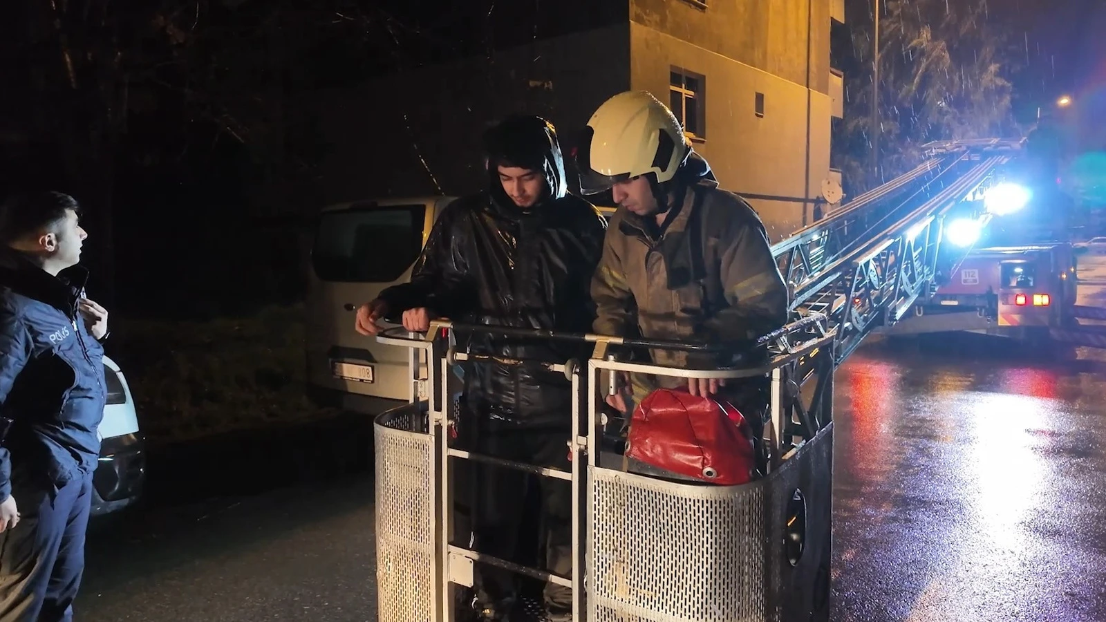 İstanbul'da kuş beslerken çatıda mahsur kaldılar! Ekipler seferber oldu