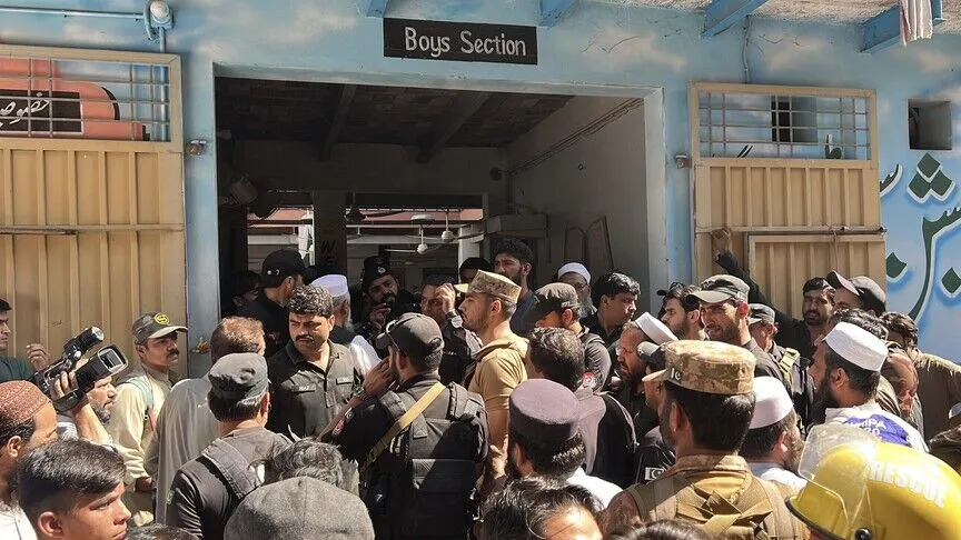 Pakistan'da Okulun Çatısının Çökmesi Sonucu 28 Kişi Öldü