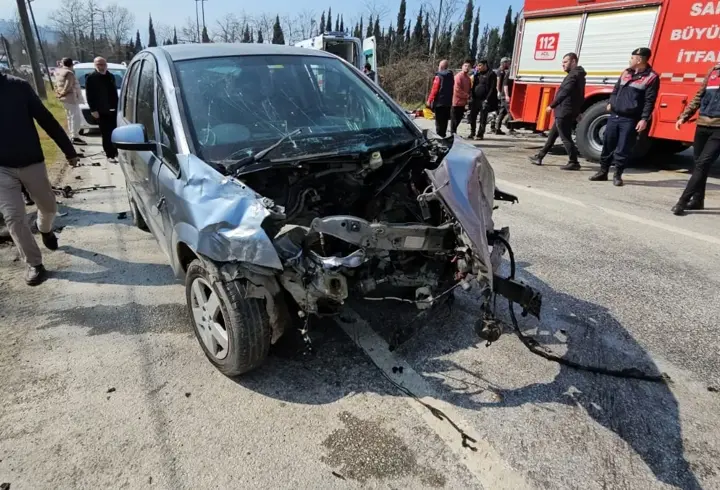 Minibüs ile otomobil çarpıştı; 5'i çocuk 10 yaralı