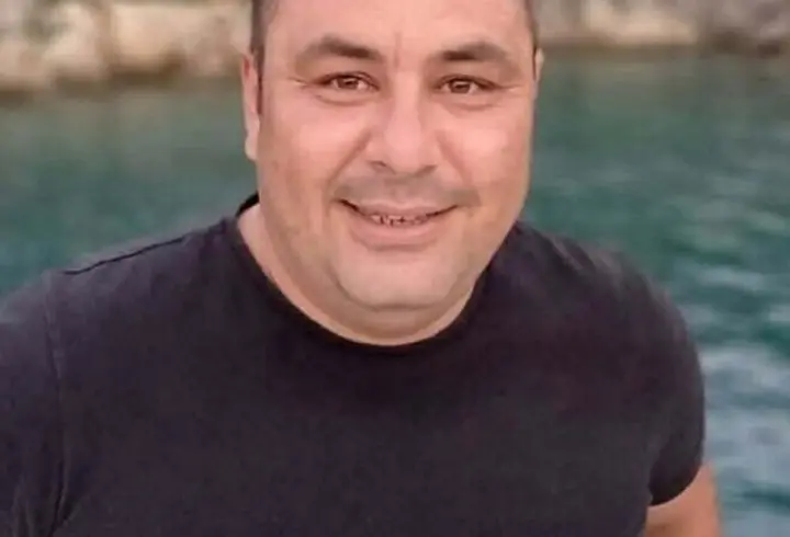 Kaza sırasında başındaki kaskı fırlayan motosiklet sürücüsü öldü