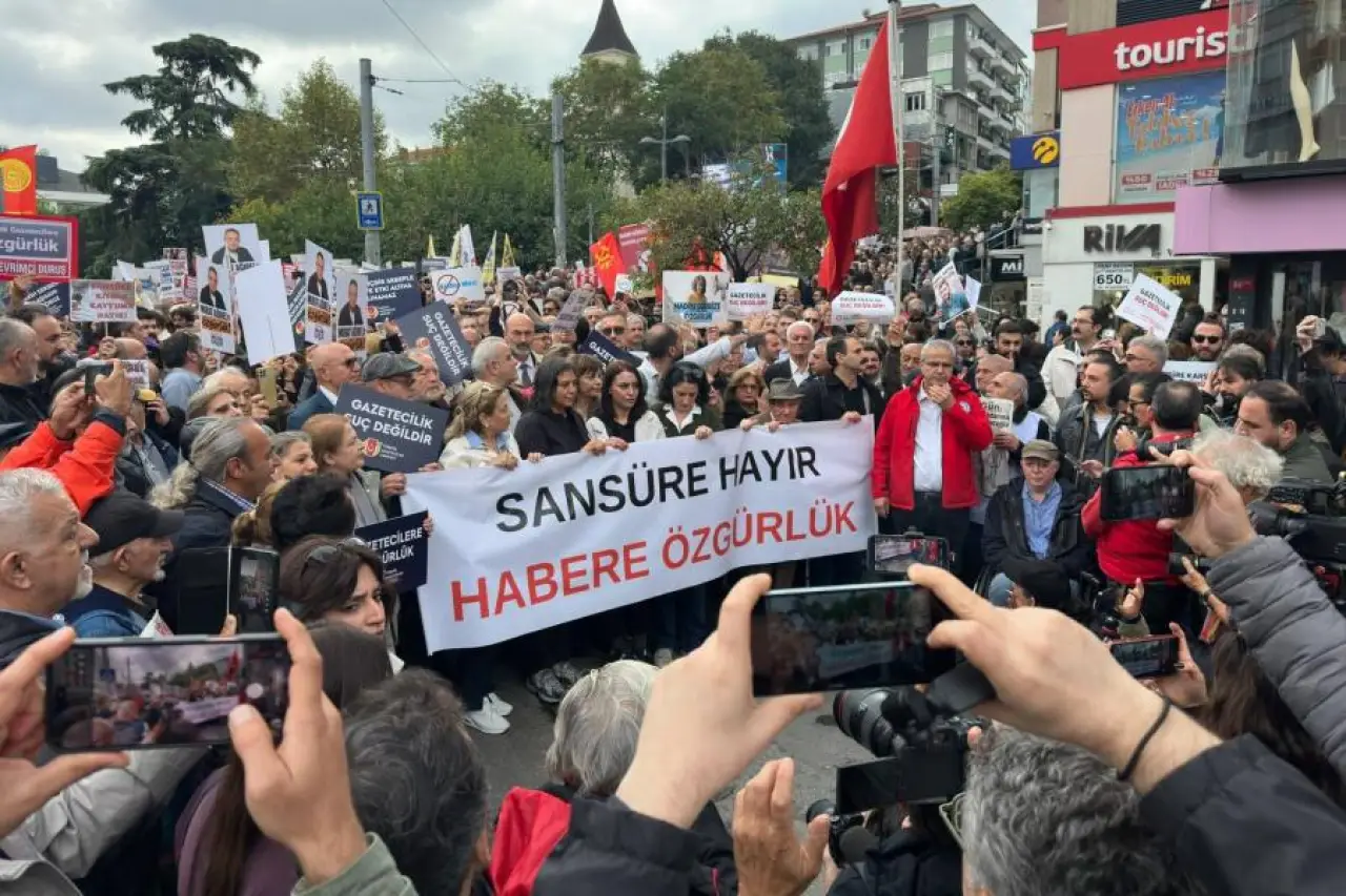 İstanbul’da Gazeteciler Kadıköy’den Haykırdı: 'Özgür Basın Susturulamaz.'