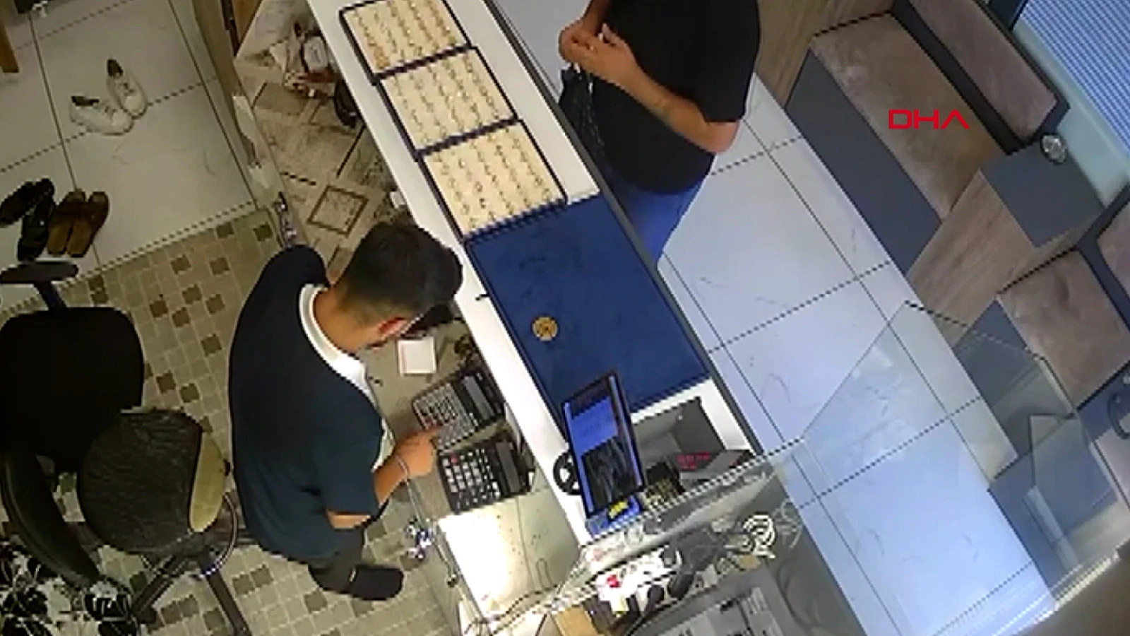 Kuyumcudan yüzük hırsızlığı! O anlar kamerada